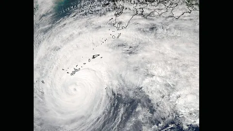 แรงไม่หยุด!! ไต้ฝุ่น 'หว่องฟง' ถล่มโอกินาวา จ่อเข้าคิวชู - ฮอนชูต่อ