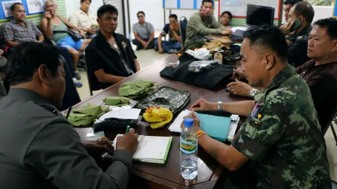 จับทหารพกปืนอัดกระสุนเต็มแม็ก อ้างรับจ้างคุมโกดัง