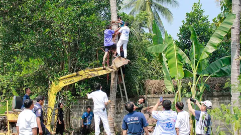 ช่วยได้ทัน ! หนุ่มปีนตัดต้นมะพร้าว พลาดกระแทกลำต้นหมดสติ