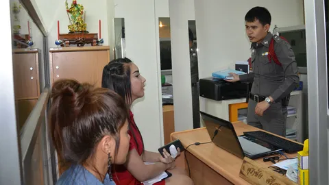 สาวประเภทสองโร่แจ้งความ โดน พนง.ศูนย์มือถือตบคาช็อป