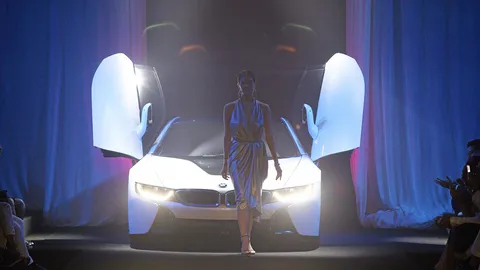 ครั้ง​แรก​ของ​โลก BMW i8 เผย​โฉม​บน​รันเวย์​แฟชั่น