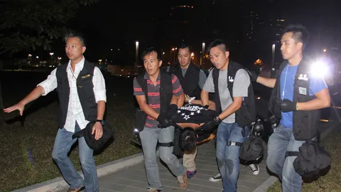 ตำรวจฮ่องกงโหด 'รุมยำ' ผู้ชุมนุมในมุมมืด (ชมคลิป)