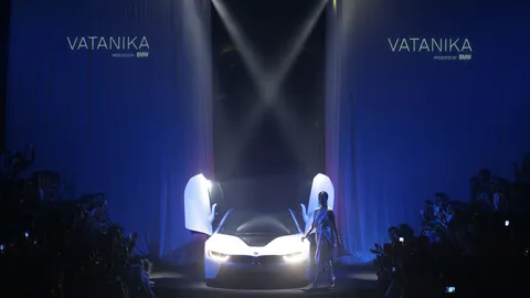 BMW i8 คือแรงบันดาลใจ  จับเข่า  'แพร วทานิกา' เปิดประสบการณ์ใหม่บนรันเวย์ระดับโลก 