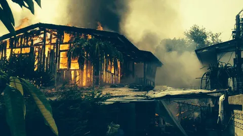 สาวใหญ่เข่าแทบทรุด! เพลิงพิโรธบ้านวอด สูญทอง 15 บ.