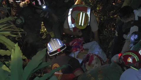 รถทัวร์ตกเหวที่จ.แพร่ คนขับดับคาที่ ผู้โดยสารเจ็บระนาว