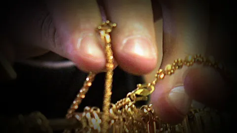 รวบโจ๋เพิ่งพ้นโทษยา ฉกทองกลางห้างย่านอ่อนนุช