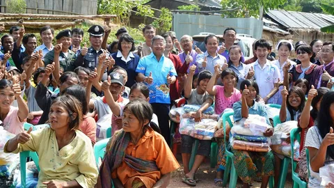 ผวจ.น่าน นำหน่วยแพทย์เ ข้าช่วยเหลือชนเผ่าผีตองเหลือง