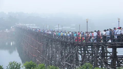 เปิด 'สะพานมอญ' วันแรก ชาวบ้าน-นักท่องเที่ยวแห่ชมคึกคัก