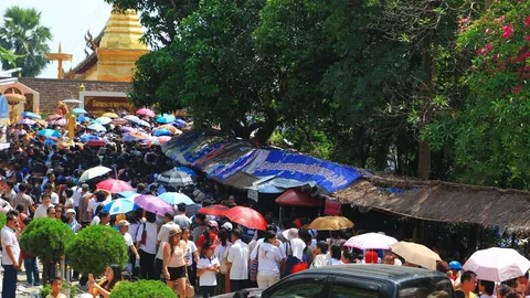 คลื่นมหาชนแห่วัดดอยคำ รับแจกพระผง 'หลวงพ่อทันใจ'