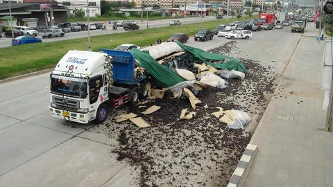 รถพ่วงเทกระจาด! ขวดแตกเกลื่อน-จราจรอยุธยาอัมพาต