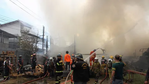 ไฟไหม้โรงงานผลิตยาง ซ.สุขสวัสดิ์ 22 เจ็บ 2 ราย