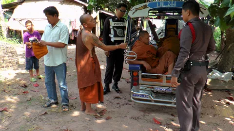 ชาวบ้าน แจ้ง ตร.จับ 2พระเมาเหล้า'สึก'แถดื่มเป็น'โอสถ'