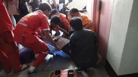 ลิฟต์แสนกล! กดชั้น 4 มาแค่ชั้น 3 ประตูเปิดสาวร่วงหวิดดับ