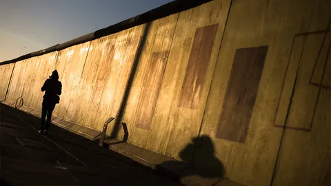 ครบ 25 ปี กำแพงเบอร์ลินล่มสลาย สิ้นสุดการแบ่งแยกคนชาติเดียวกัน