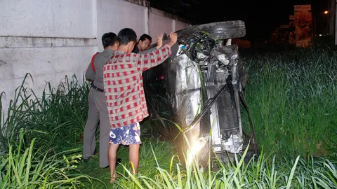 ซิ่งเก๋ง! หักหลบสุนัข รถพลิกคว่ำ หวิดดับ