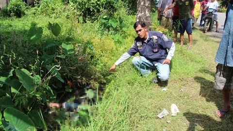 คนตัดหญ้าผงะ! เจอศพนอนกอด จยย.ในร่องน้ำข้างถนน