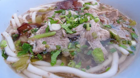 ของอร่อยหากินยาก!! “งู้บาฮุ้น” หรือ “ขนมจีนไหหลำ”