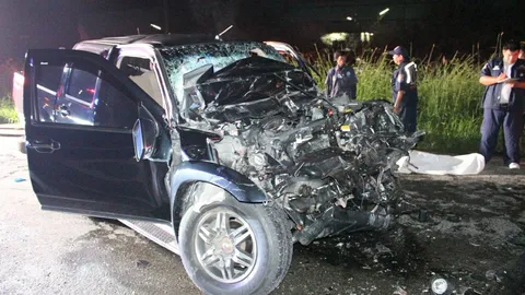 ซิ่งกระบะหลับในเสยท้ายพ่วง 18 ล้อ ดับ 2 สาหัส 1