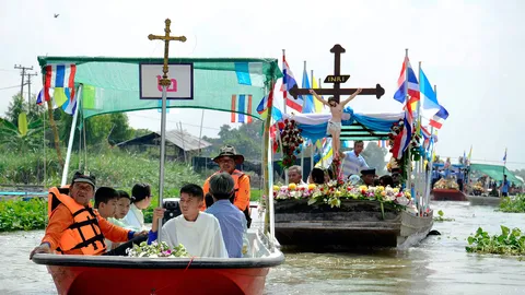 ชาวไทย-ญวน 'สองพี่น้อง' ฟื้นประเพณีแห่แม่พระทางเรือ