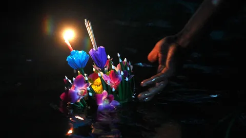 ลอยกระทงปีนี้กร่อย คนประหยัด เงินสะพัดแค่ 1.1 หมื่น ล. ต่ำสุดรอบ 8 ปี