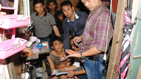 ลุยค้นชุมชน’วัดดงมูลเหล็ก’จับยาบ้า-ไอซ์-ตู้ม้า