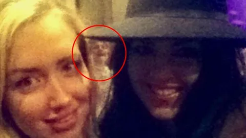 ผวารับฮาโลวีน ! ผีหญิงสมัยวิคตอเรียน โผล่ในรูปเซลฟี่