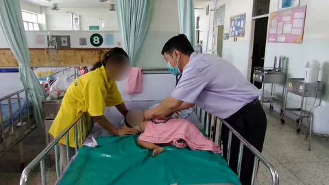 แม่เผลอ!ลูกน้อยคว้ายากันยุงเข้าปาก ดีที่ช่วยทัน  