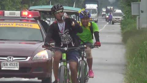 2 นักปั่นเยาวชนถึงประจวบ ไม่หวั่นฝนตก มุ่งหน้า 'ศิริราช' วันรุ่งขึ้น