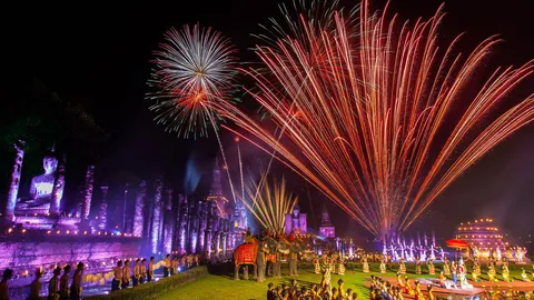 เริ่มแล้ว!ลอยกระทงเผาเทียนเล่นไฟสุโขทัย