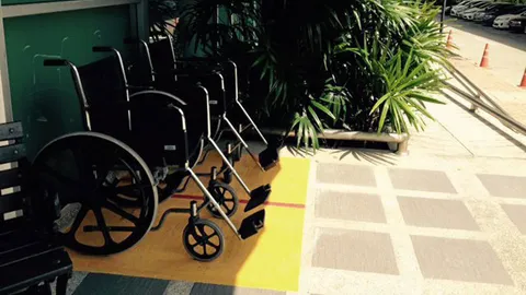 “รายงานวันจันทร์”-ที่จอดรถ-วีลแชร์คอยบริการผู้สูงอายุ  คันนายาวจัดให้ยันแว่นตา