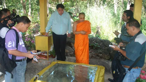พบรอยพระพุทธบาทวัดพระธาตุดอยสะเก็ด ชาวบ้านแห่กราบขอพร