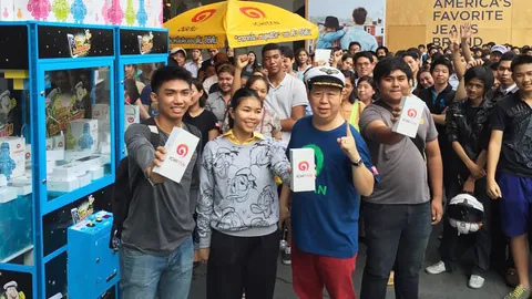 ดูก่อนเย็นนี้ไปต่อแถว! คนล้นหลามสยามสแควร์วัน เรียงคิว 10 บาทคีบไอโฟน 6 อิชิตัน  