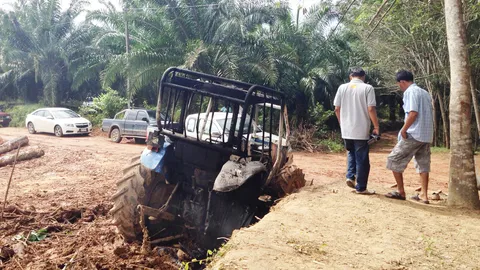 ไหม้วอด! รถไถผู้ใหญ่บ้านถูกไฟไหม้เสียหายกว่า 1 ล้านบาท