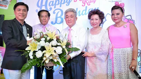 เป่าเค้กฉลองวันเกิด “เฮลโล คิตตี้”