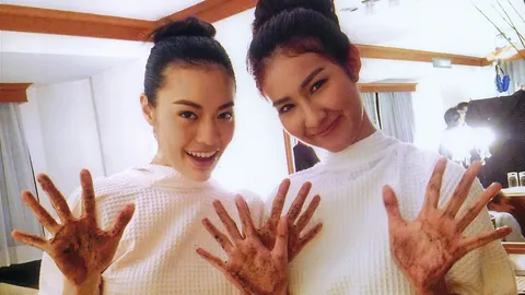 'หงส์หยก-มิ้ม'ขัดผิวเพลิน โผกอดกันเนื้อเบียดเนื้อ