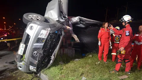 รถเขียงหมูยางแตก เสยเสาไฟฟ้า ดับ 3 สาหัส 1  