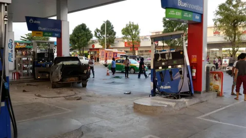 ปิกอัพขยี้ จยย.ตาย1-พุ่งชนหัวจ่ายในปั๊ม โชคดีไม่ระเบิด  