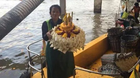 จนท.กทม.ปลื้มปีติ เก็บพระประทีป 'ในหลวง' ใกล้ท่าศิริราช (ชมคลิป)