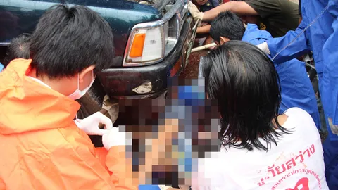 ม.4 ซิ่ง จยย.ชนกระบะขนเหล็กเสียบตาดับสยอง