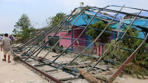  พายุงวงช้าง ถล่มถล่มบ้านพัง เฒ่า76ปี เกือบโยนลมหอบลอยไป