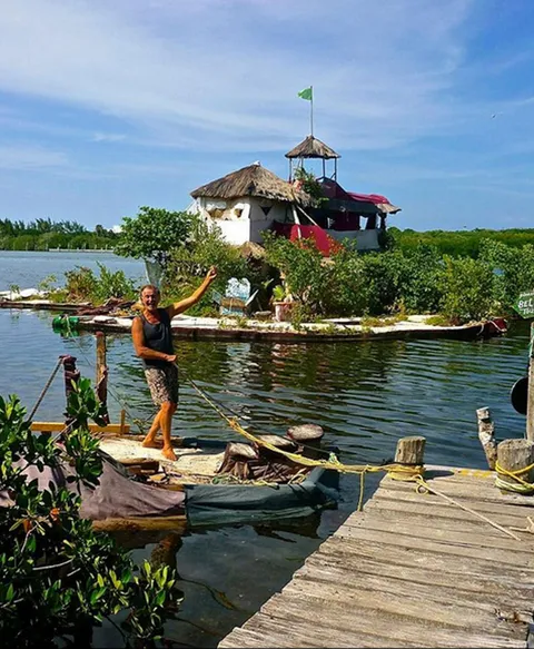 ฝันเป็นจริง ! ศิลปินอังกฤษ อยู่บ้านบนเกาะลอยน้ำ สร้างจากขวดพลาสติก