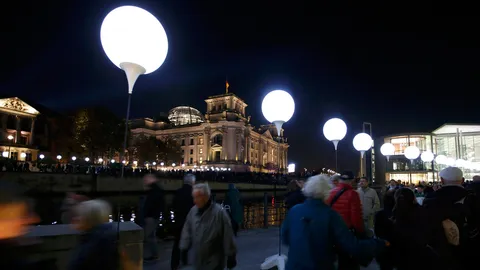 นวัตกรรมทางศิลปะ ลูกโป่ง8พันลูก รำลึก 25ปี กำแพงเบอร์ลินล่มสลาย