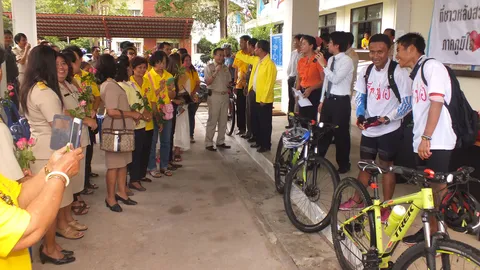 มอบทุน2หนุ่มนักปั่นถวายพระพรในหลวง ชาวหลังสวนต้อนรับอบอุ่น