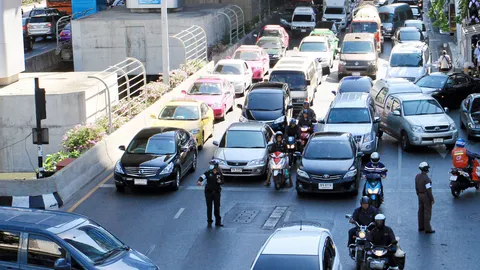 จับปรับโฆษณาเร่ข้างถนน ตำรวจเอาจริงหลังเกิดเหตุ-ติดป้ายกลางถนนหรือแฟลชม็อบ