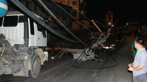 รถโมปูนเกี่ยวเสาไฟฟ้า จนท.เร่งตัดกระแสไฟ สมุทรปราการ