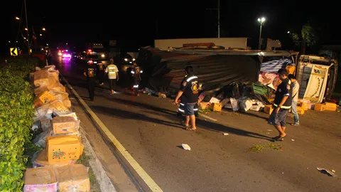 สิบล้อหักหลบ จยย.พลิกคว่ำ ผักระจายเต็มถนนสายเพชรเกษมล่องใต้