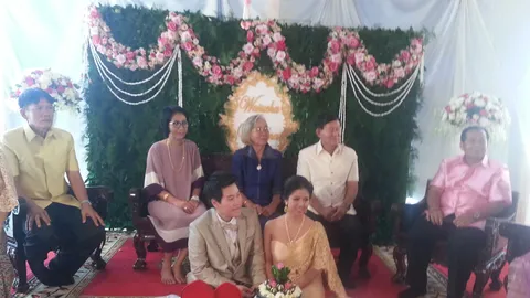 ครองชีวิตคู่! หญิงใจชายหอบสินสอดกว่าล้านบาทแต่งงานกับสาวสวย 