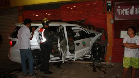 หนุ่มซิ่งฟอร์จูนเนอร์ ชน จยย. ก่อนพุ่งเสยร้านทอง