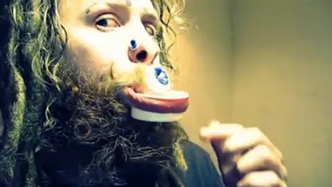 คนทำตัวเป็นตุ่นปากเป็ด