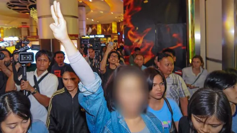 จับชู 3 นิ้ว